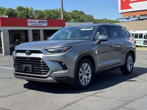 Used 2025 Toyota Grand Highlander FWD image 25
