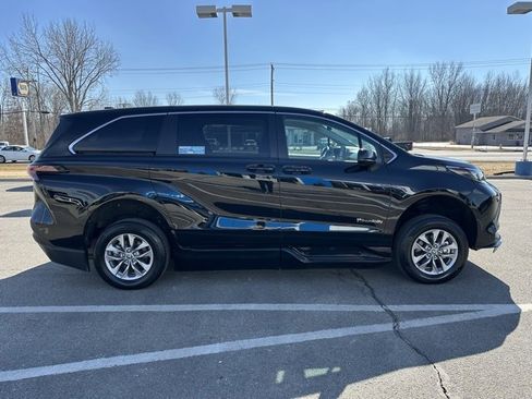 Used 2024 Toyota Sienna LE image 5