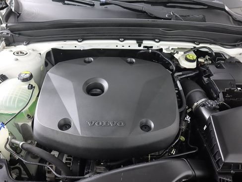 Used 2021 Volvo XC40 T5 R-Design image 22