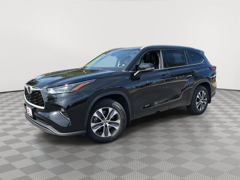 Used 2022 Toyota Highlander XLE AWD/4WD image 1