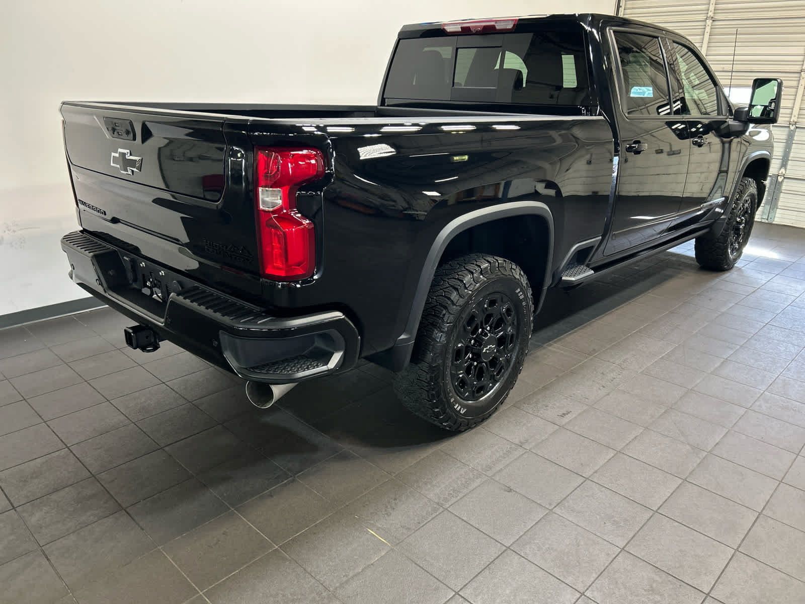 Used 2024 Chevrolet Silverado 2500 High Country w/ Midnight Edition AWD/4WD image 3