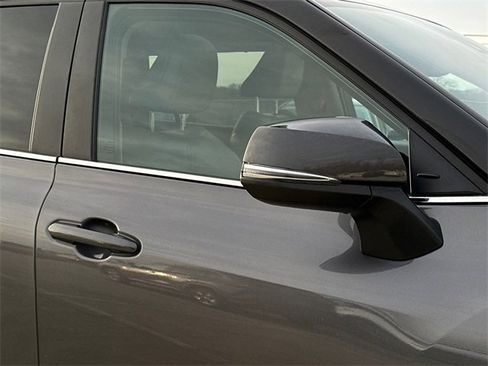 Used 2024 Toyota Highlander XLE image 10