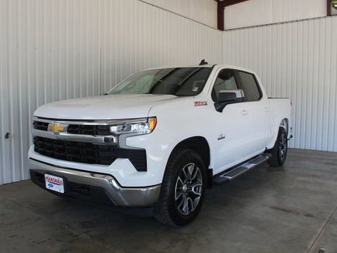 Used 2022 Chevrolet Silverado 1500 LT w/ Z71 Off-Road Package AWD/4WD image 1