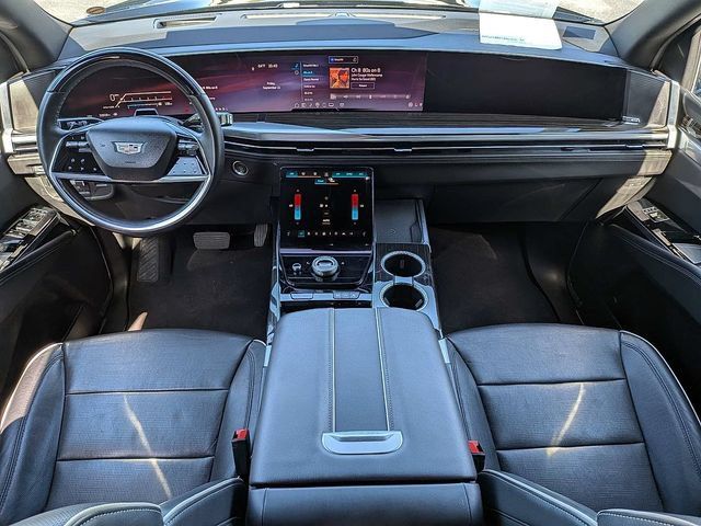 Certified 2025 Cadillac Escalade Premium Luxury AWD/4WD image 18
