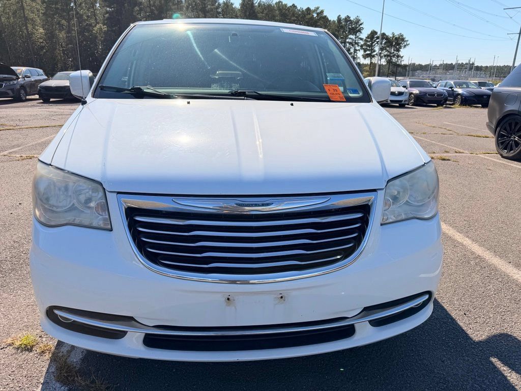 Used 2014 Chrysler Town & Country Touring FWD image 8
