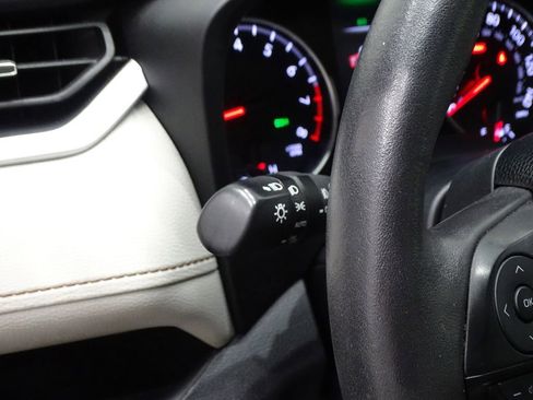 Used 2021 Toyota RAV4 XLE Premium image 18