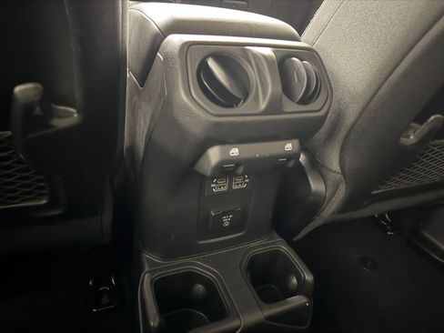 Used 2025 Jeep Gladiator Rubicon w/ Technology Group AWD/4WD image 18