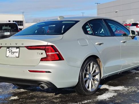 Used 2021 Volvo S60 T6 Momentum w/ Premium Package image 3