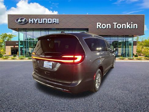 Used 2021 Chrysler Pacifica Touring image 5