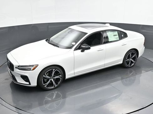 New 2025 Volvo S60 B5 Plus w/ Climate Package image 37