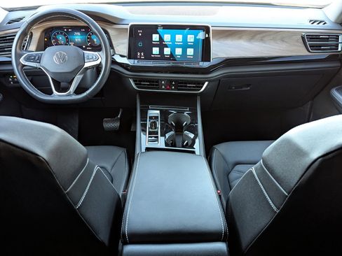 Used 2025 Volkswagen Atlas SE FWD image 17