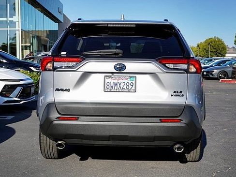 Used 2021 Toyota RAV4 XLE AWD/4WD image 9