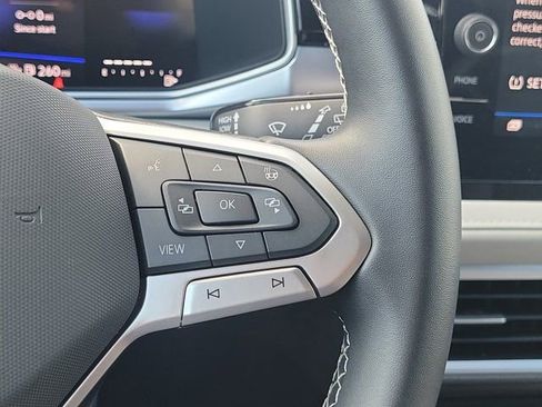 Certified 2025 Volkswagen Taos SE FWD image 20