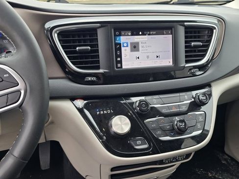 Used 2023 Chrysler Voyager LX image 17