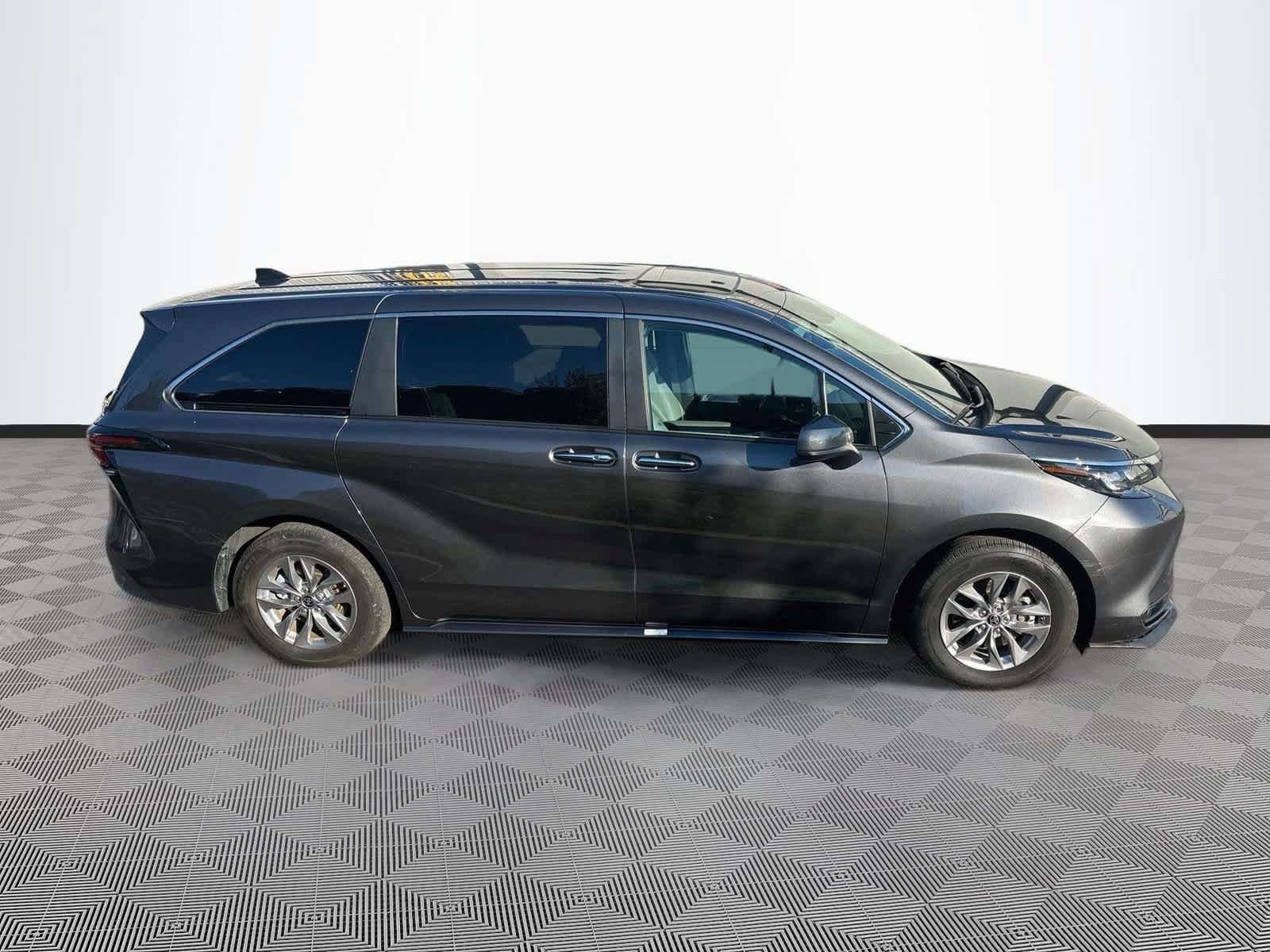 Used 2025 Toyota Sienna XLE AWD/4WD image 4