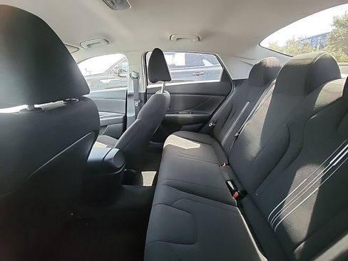 Used 2022 Hyundai Elantra SEL image 3