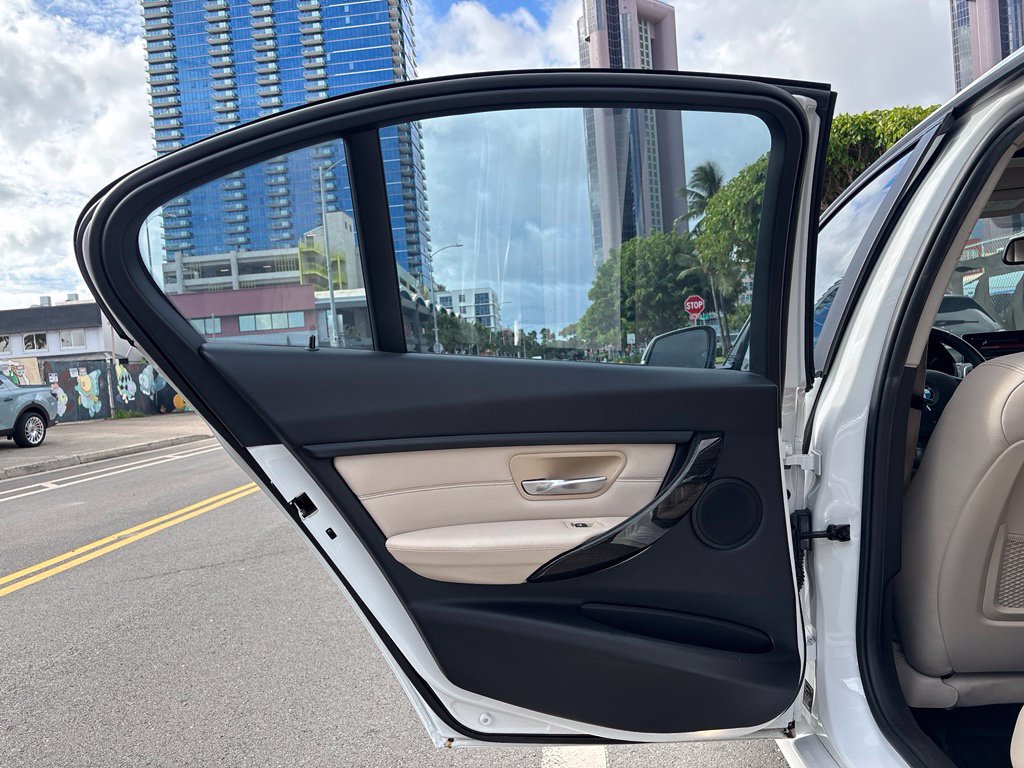Used 2018 BMW 320i Sedan RWD image 16
