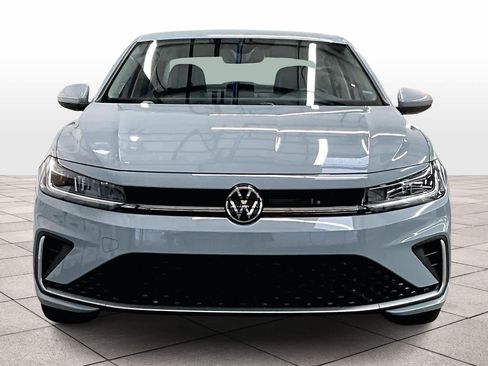 Used 2025 Volkswagen Jetta SE w/ Black Wheel Package image 3