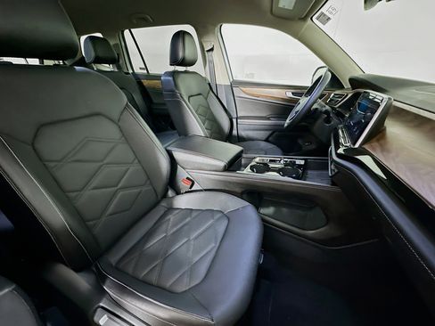 Used 2025 Volkswagen Atlas SE image 33