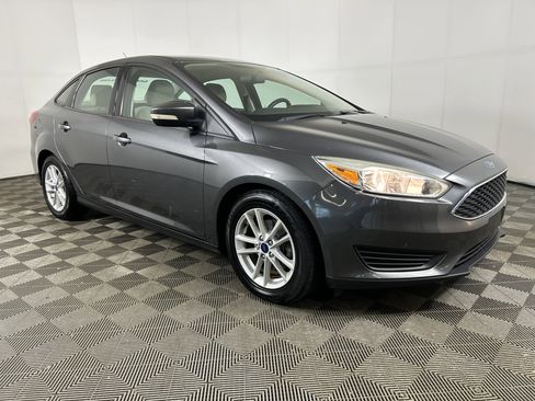 Used 2017 Ford Focus SE FWD image 4