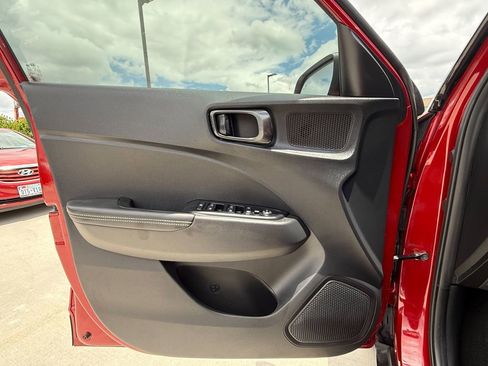 Used 2024 Hyundai Venue Limited FWD image 11