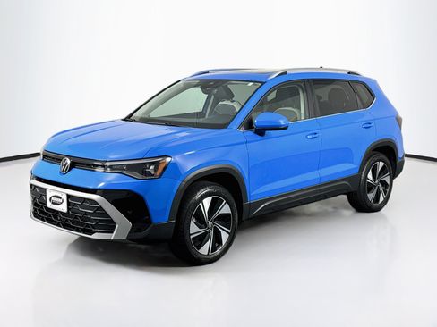 Used 2025 Volkswagen Taos SE w/ Panoramic Sunroof Package AWD/4WD image 10