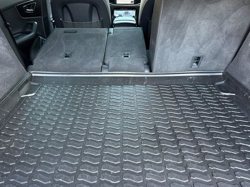 Used 2023 Audi Q8 Premium image 15