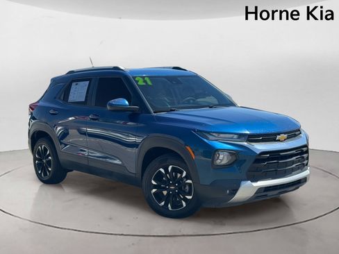 Used 2021 Chevrolet TrailBlazer LT w/ Convenience Package FWD image 2