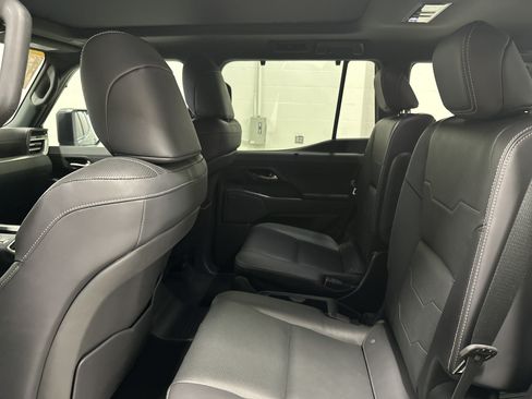 Used 2024 Lexus GX 550 w/ Accessory Package (Z1) AWD/4WD image 31