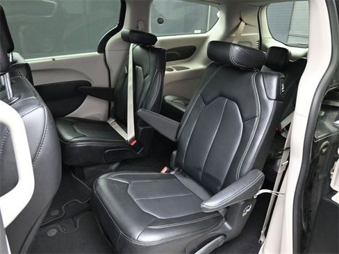 Used 2024 Chrysler Pacifica Touring-L image 16