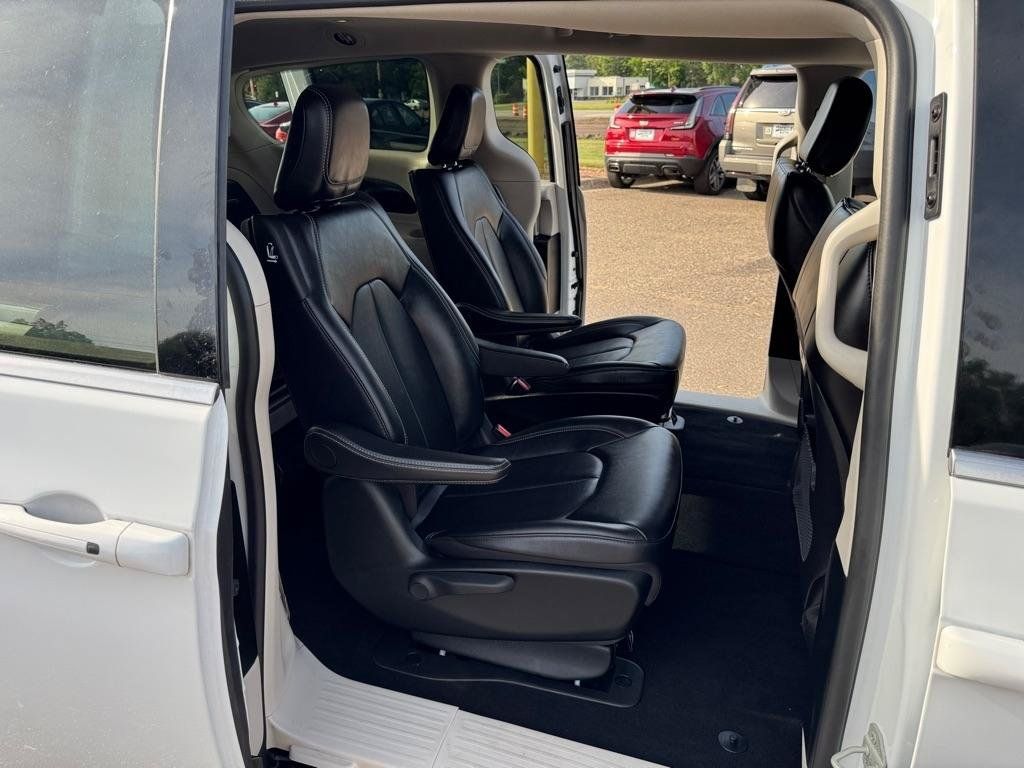 Used 2024 Chrysler Pacifica Limited FWD image 27