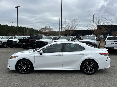 Used 2018 Toyota Camry SE image 4