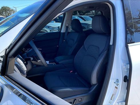 New 2025 Nissan Pathfinder SV image 18