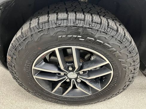 Used 2017 Jeep Grand Cherokee Trailhawk AWD/4WD image 15