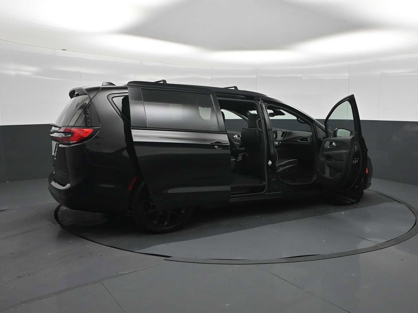 Used 2025 Chrysler Pacifica Limited FWD image 28