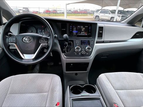 Used 2015 Toyota Sienna LE image 13