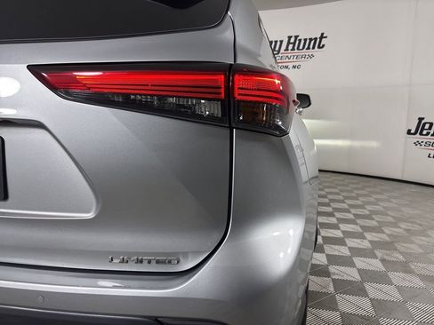 Used 2023 Toyota Highlander Limited image 35
