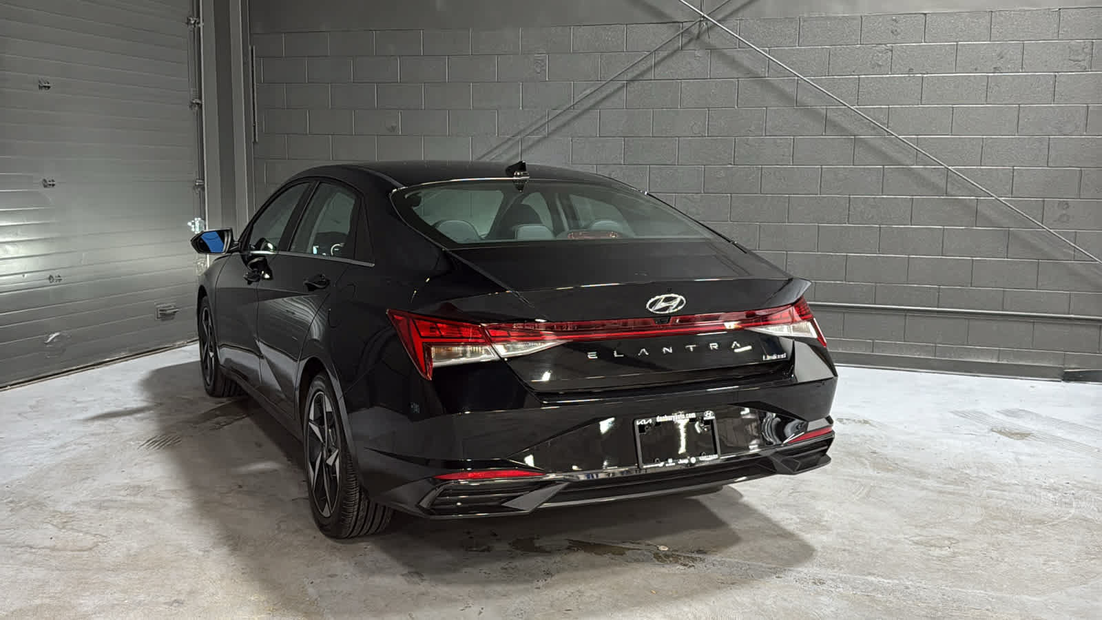 Used 2023 Hyundai Elantra Limited w/ Cargo Package FWD image 6
