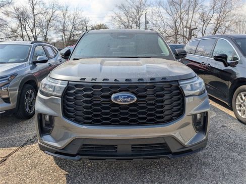 Used 2025 Ford Explorer ST-Line w/ ST-Line Street Pack image 2