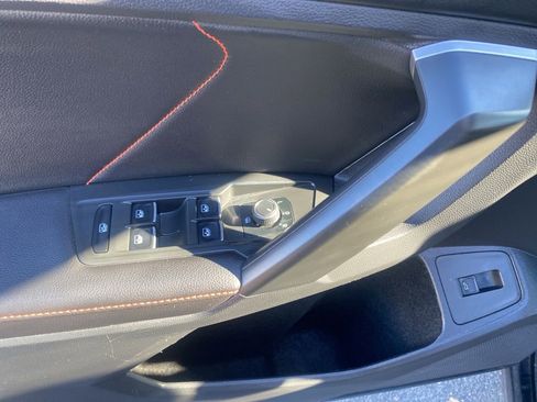 Used 2024 Volkswagen Tiguan SE image 11