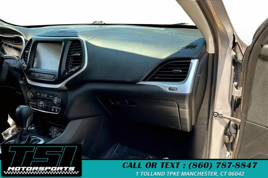 Used 2017 Jeep Cherokee Overland AWD/4WD image 17
