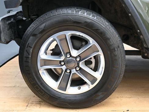 Used 2022 Jeep Wrangler Unlimited Sahara AWD/4WD image 12