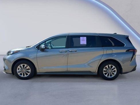 Used 2026 Toyota Sienna LE AWD/4WD image 7