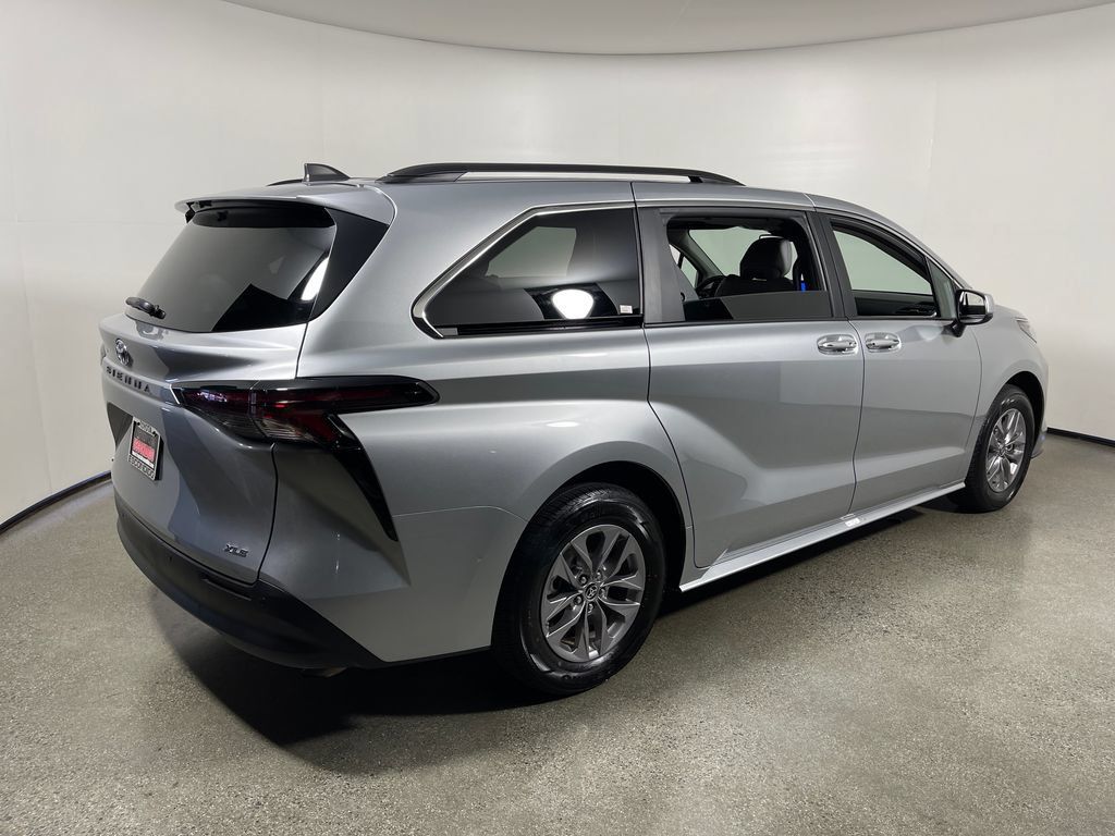 Certified 2025 Toyota Sienna XLE FWD image 3