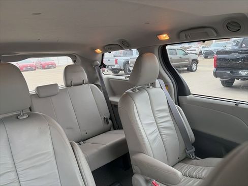 Used 2011 Toyota Sienna XLE image 14