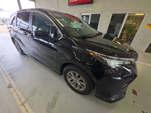 Used 2023 Toyota Sienna LE FWD image 3