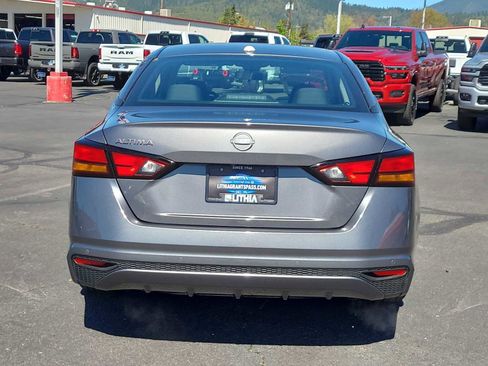 Used 2025 Nissan Altima 2.5 SV FWD image 13