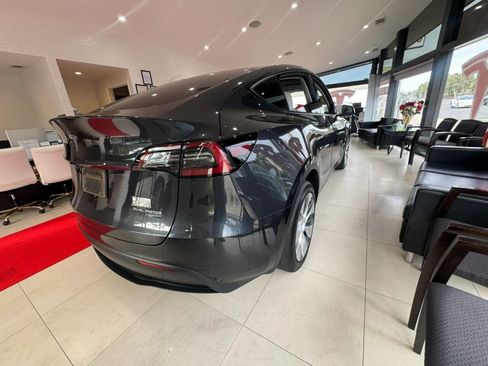 Used 2025 Tesla Model Y Long Range AWD/4WD image 4