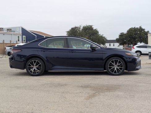 Used 2021 Toyota Camry SE w/ Carpet Mat Package (TMS) image 3