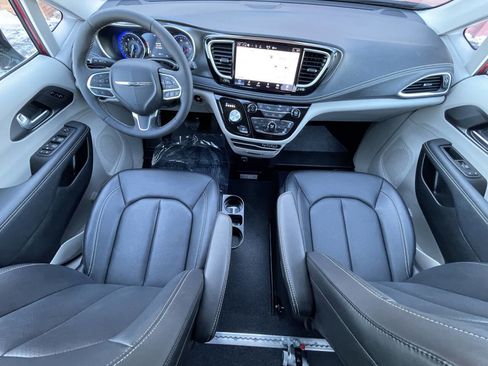 Used 2024 Chrysler Pacifica Touring-L image 11